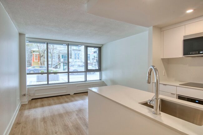 Building Photo - 1975 Maisonneuve Blvd W Unit 109