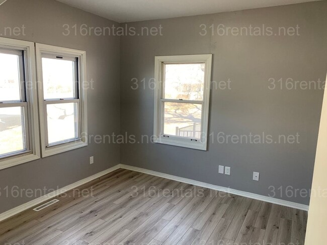 Building Photo - $1,300 - 3 bedroom 2 bath - Beautiful home...