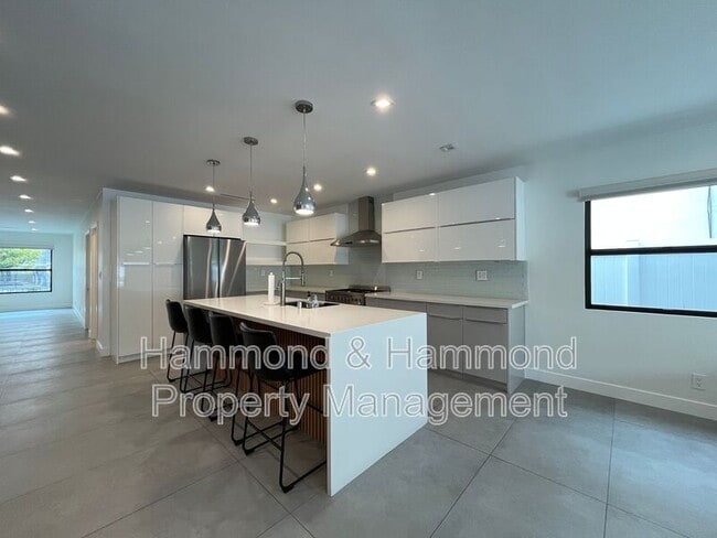 Photo - 5735 Saloma Ave