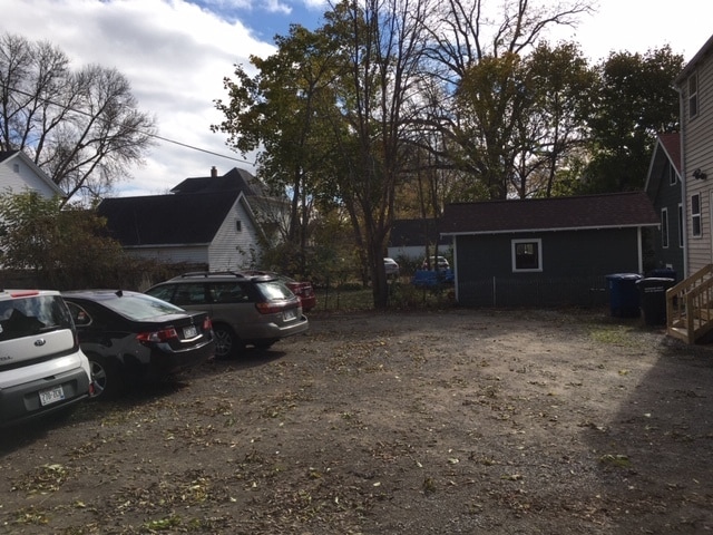 Estacionamiento. Espacio para el auto de cada inquilino. - 846 McKinley St Unidad 846