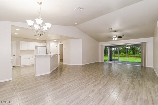 Photo - 1057 Lilac St E