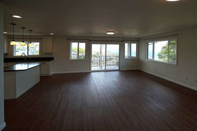 Building Photo - 4494 Sierra Dr Unit 3 Bedroom