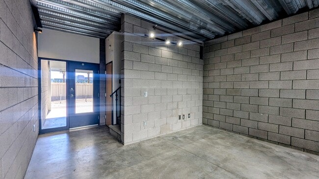 Photo - 525 E Willetta St