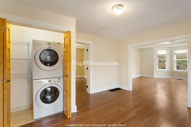 2725 SE Stark St Unidad 2725 SE Stark Street - Lower
