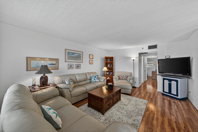 Photo - 804 SE 7th St Unidad 405