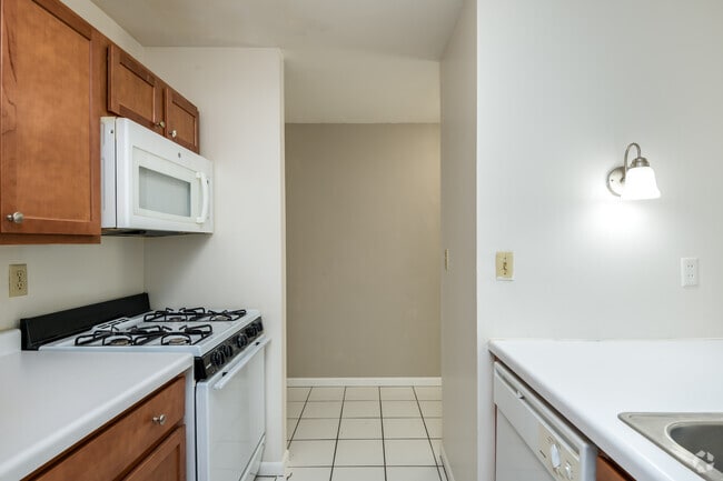 2 BR, 1 BA - 950SF