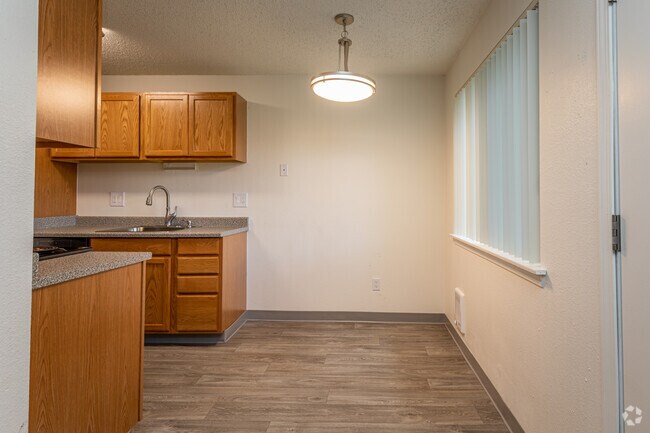 2BR, 1BA - 720SF