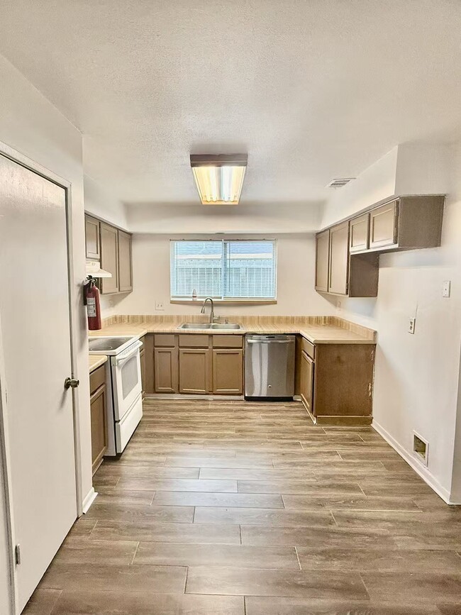 Photo - 16354 Villaret Dr