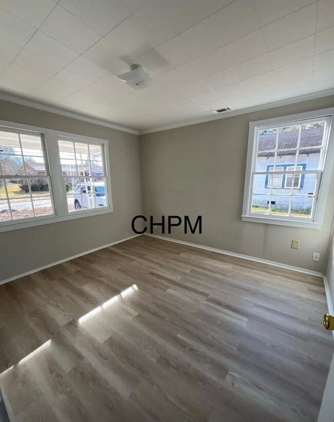 Photo - 327 E Bond St