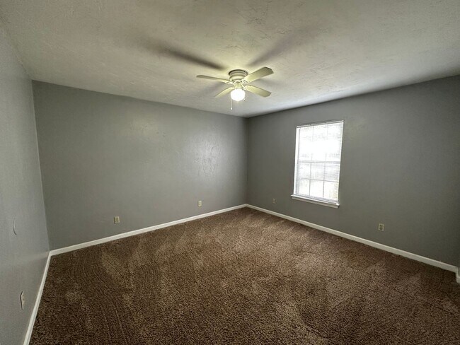 Photo - Downstairs unit at Pointe East avail NOW! Unit B