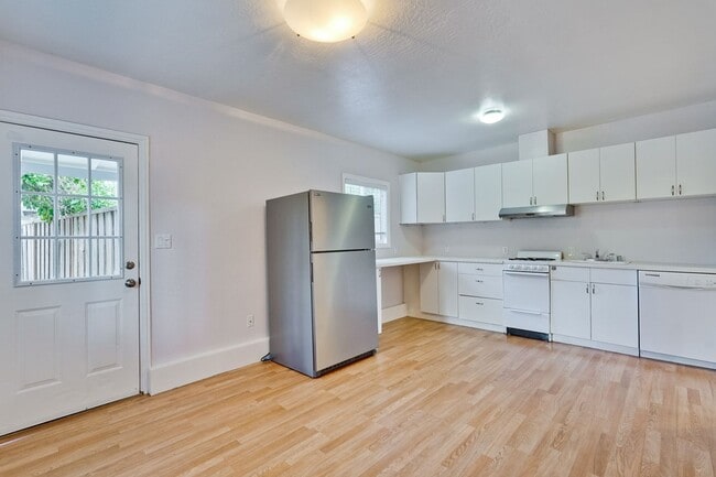 Photo - Private ADU with Fenced Yard, Indoor Laund... Casa