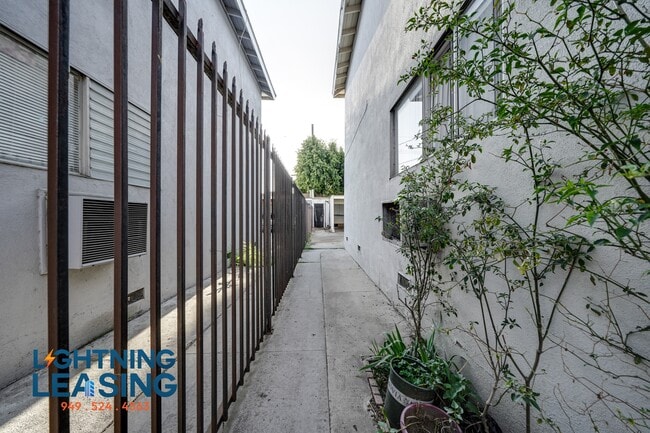 Photo - 6927 Whitsett Ave Condo Unit 1D