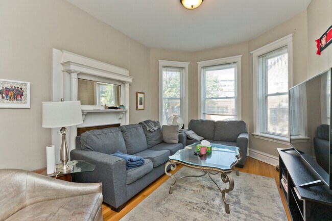 Building Photo - 3350 N Sheffield Ave Unit 1