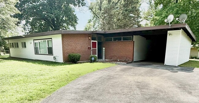 Building Photo - Spacious 3 + Bedroom with 2 Full Baths for... Rental