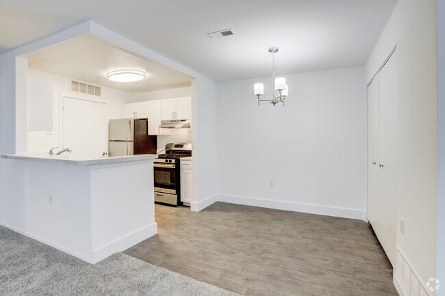 3BD, 2BA - 1159SF - Comedor - Arbor Club Apartments - Ann Arbor, MI