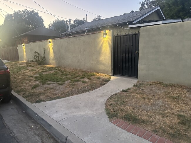 Entrada propia y fácil acceso desde la calle. - 7403 Vanalden Ave Casa