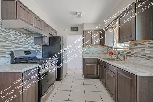 2114 West Myrtle Ave