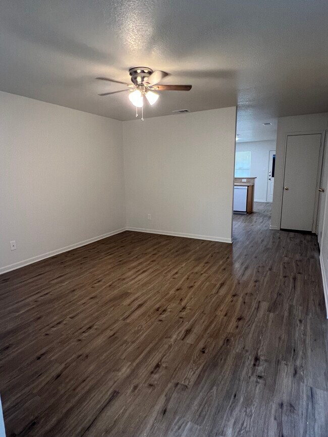 Photo - 416 Justin Ln