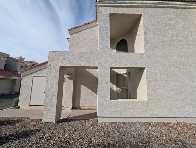 Building Photo - 2 Bedroom 2.5 Bath