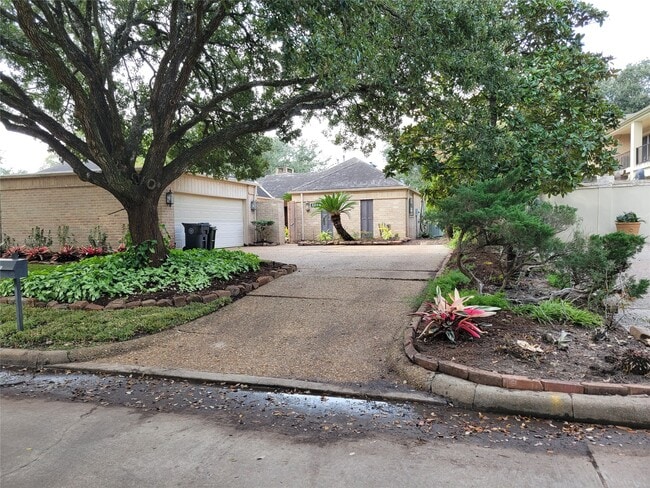 Photo - 406 Fox Briar Ln