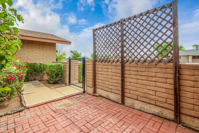 Photo - 1010 E Loyola Dr