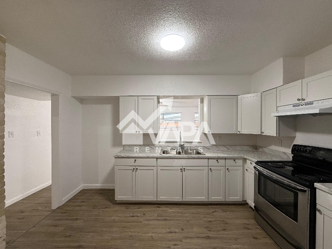 Photo - 943 Weizmann St