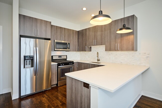 Eat-in Kitchen - 5139 N Broadway St