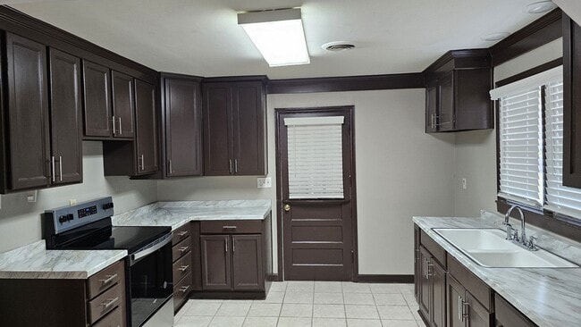 Photo - Adorable 3 bedroom, 1 bath home with a lar...
