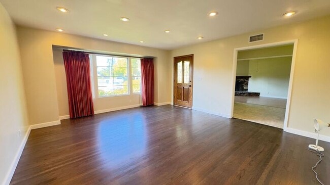 Photo - 403 S Lupin Ln