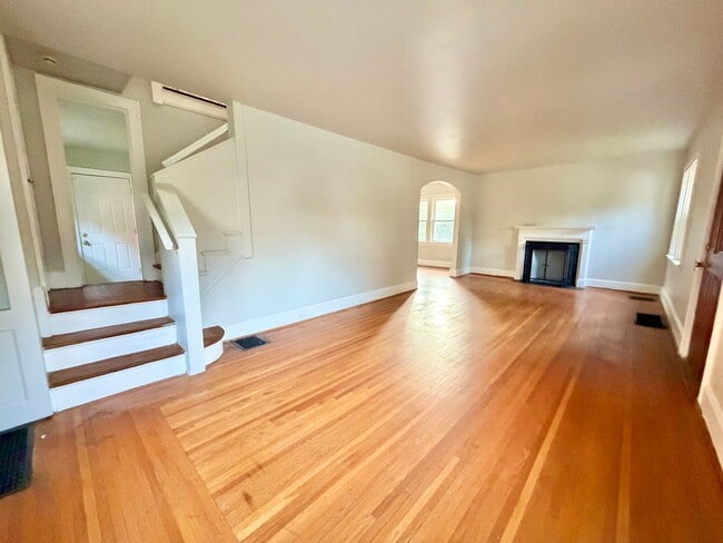 Photo - 1750 Avonlea Ave