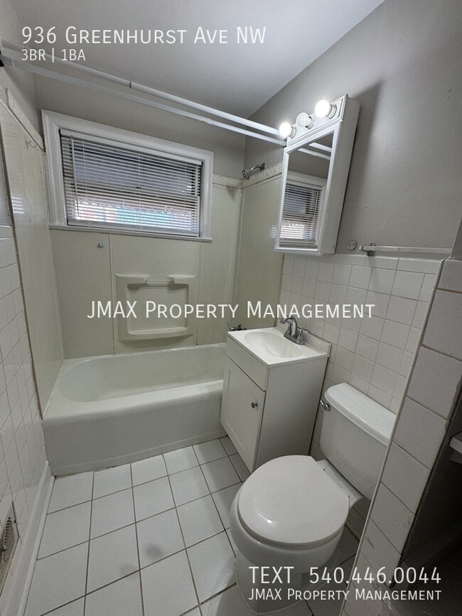 Photo - 936 Greenhurst Ave NW