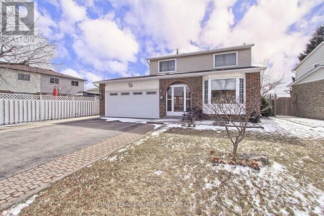 Photo - 243 Centre St N