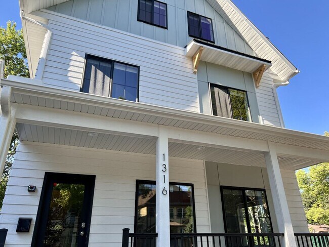 Building Photo - 1316 SE 8th St Unit 1318 8th St SE Rental