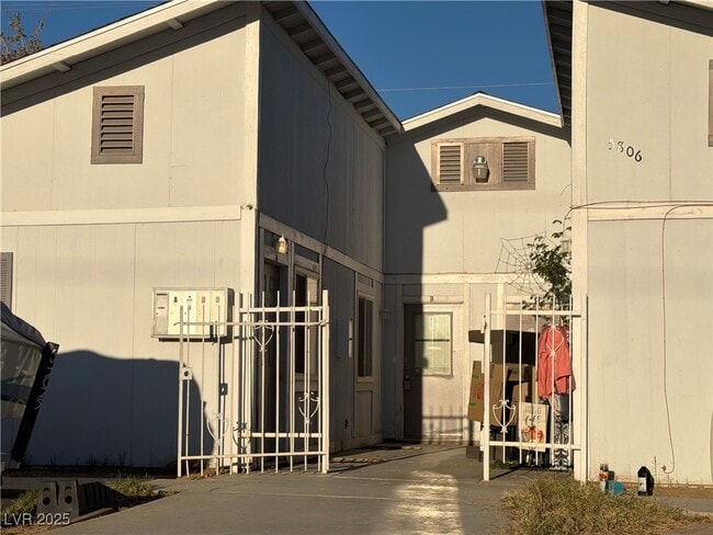 Building Photo - 5806 Dodd St Unit B