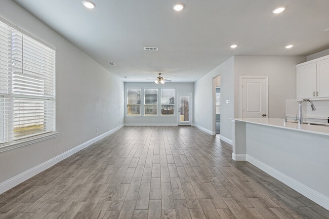 Photo - 724 Amenduni Ln