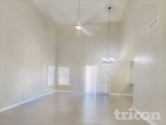 11817 W Poinsettia Dr