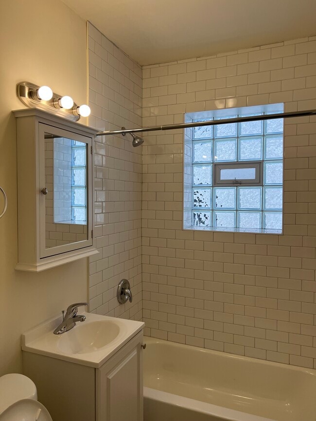 Photo - 2047-2049 W Berwyn Ave