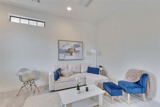 Photo - 808 Lydia St