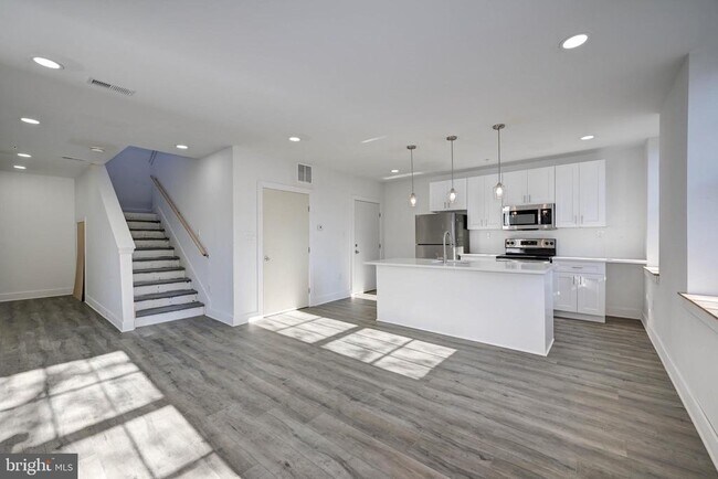 Photo - 211 E Union St