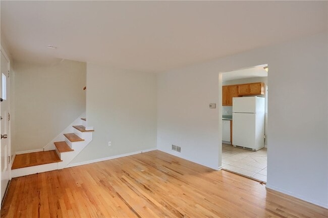 Photo - 442 Brierly Ln