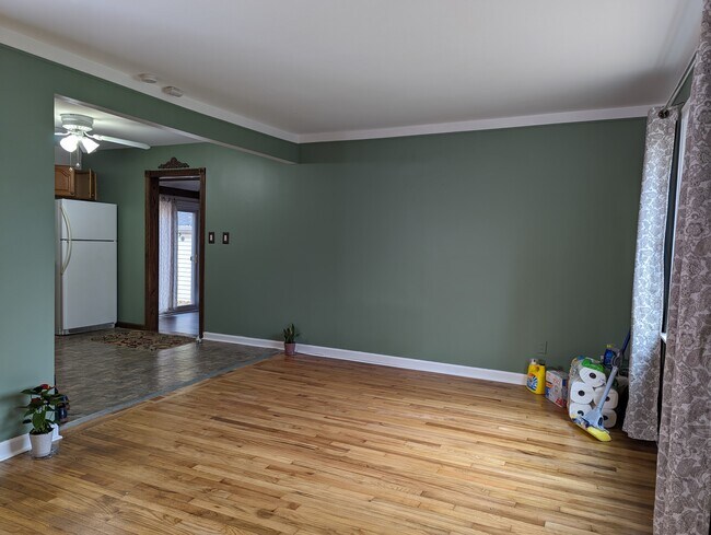 Living Rm-entry - 30083 Marshall St