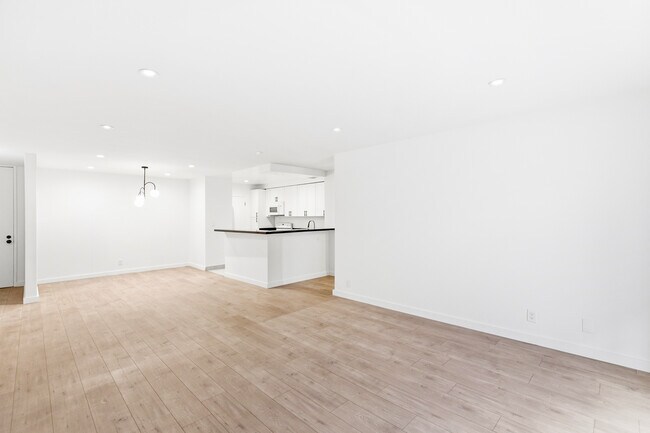 642 N West Knoll Dr. Apartments