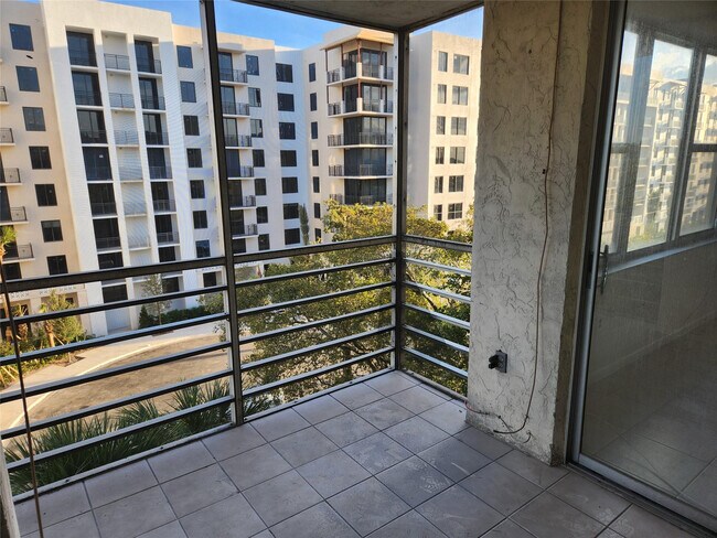 Photo - 17890 W Dixie Hwy Unit 619