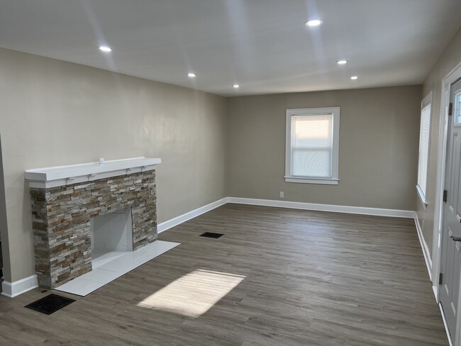 Photo - 623 W 40th St