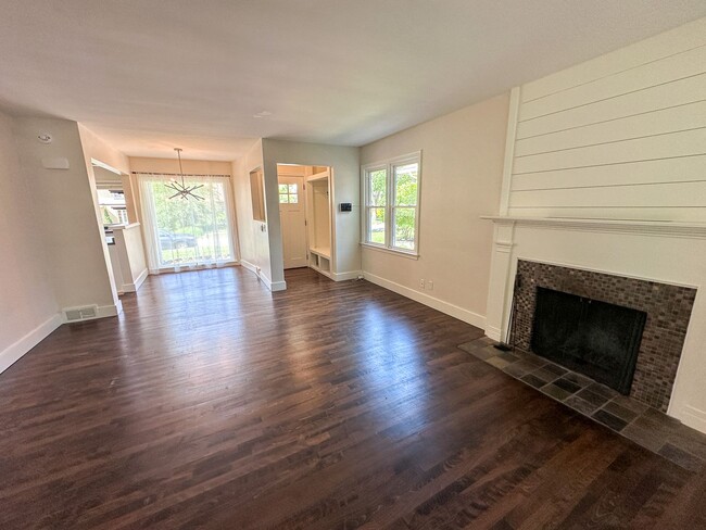 Photo - 2610 Albert Dr SE
