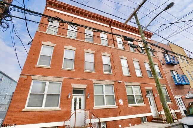 Building Photo - 138 Fleming Ave Unit 3C