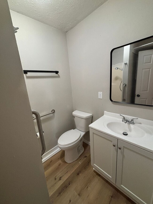 Photo - Newly Renovated 2 Bed 1 Bath Apt Move In Special!!