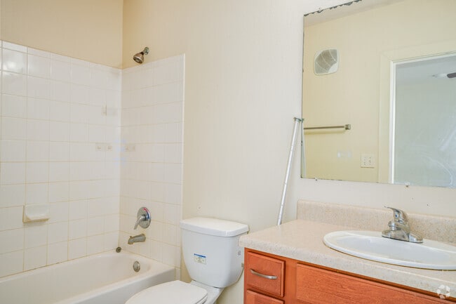 2BR, 2BA - 1,136SF - Second Bathroom