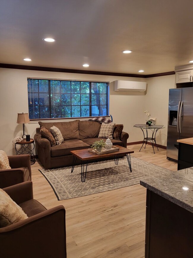 Photo - Charming Guest House in Glendora's "The Oa...