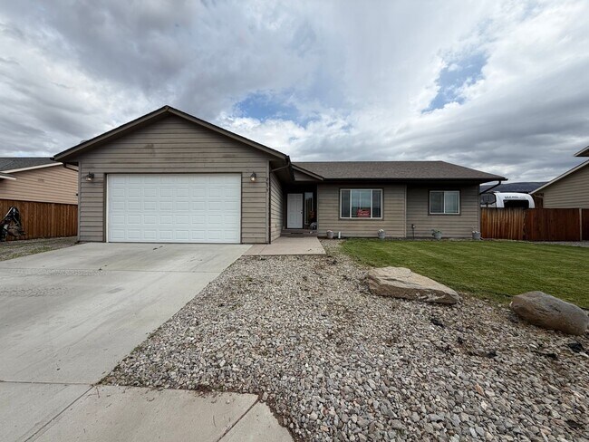 Building Photo - Now renting 3 bedroom House